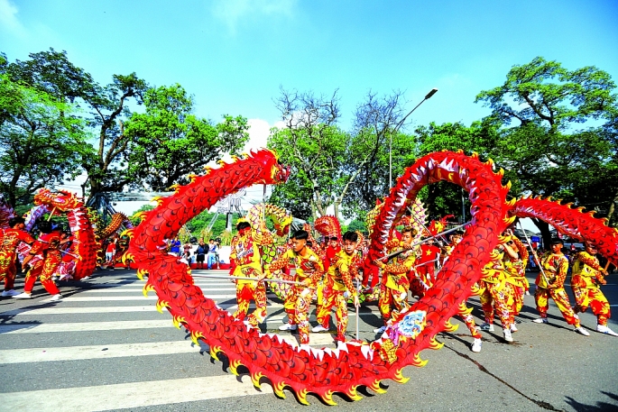 Màn diễu hành đường phố tại Festival Mùa thu diễn ra đầu tháng 10 năm nay chứng kiến một màn múa rồng “mãn nhãn”, với sự tham gia của 30 con rồng, tượng trưng cho 30 quận, huyện trên địa bàn thành phố.