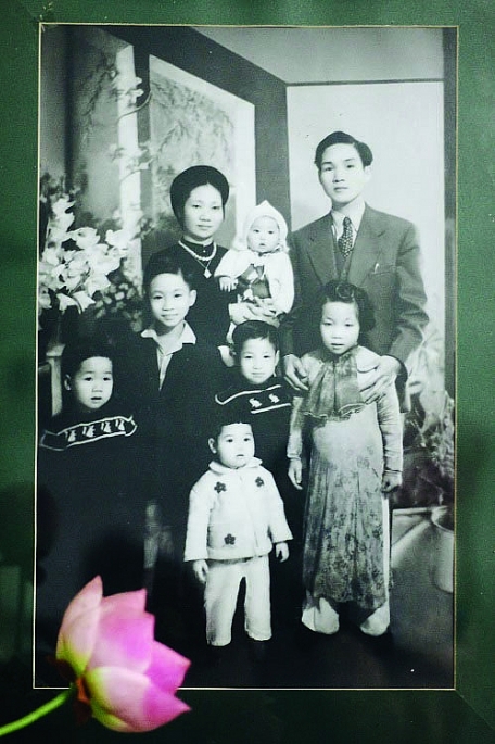 Gia đình ông Nguyễn Thái An trong bức ảnh được chụp vào mùng 2 Tết năm 1949. Ảnh: Công Phương