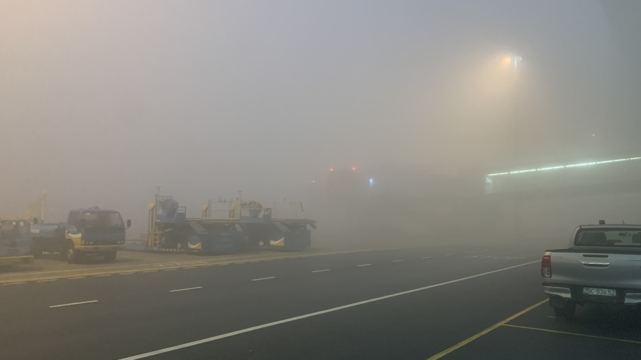 Hà Nội: sương mù dày đặc, sân bay Nội Bài không thể tiếp nhận máy bay trong nhiều giờ