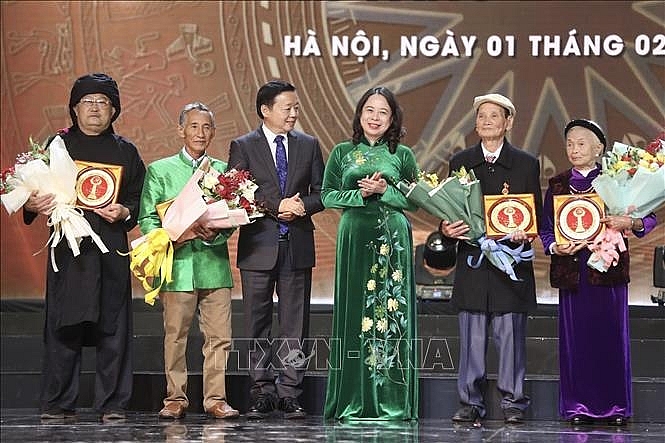 Phó Chủ tịch nước Võ Thị Ánh Xuân và Phó Thủ tướng Trần Hồng Hà trao kỷ niệm chương cho 4 đảng viên tiêu biểu. Ảnh: TTXVN