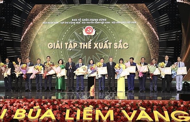 Ban Tổ chức trao giải xuất sắc cho 15 tập thể. Ảnh: TTXVN