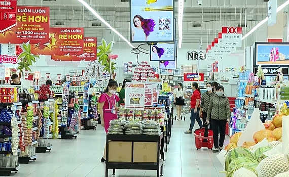 Khách hàng mua hàng tại siêu thị GO. Ảnh: N.B.TV