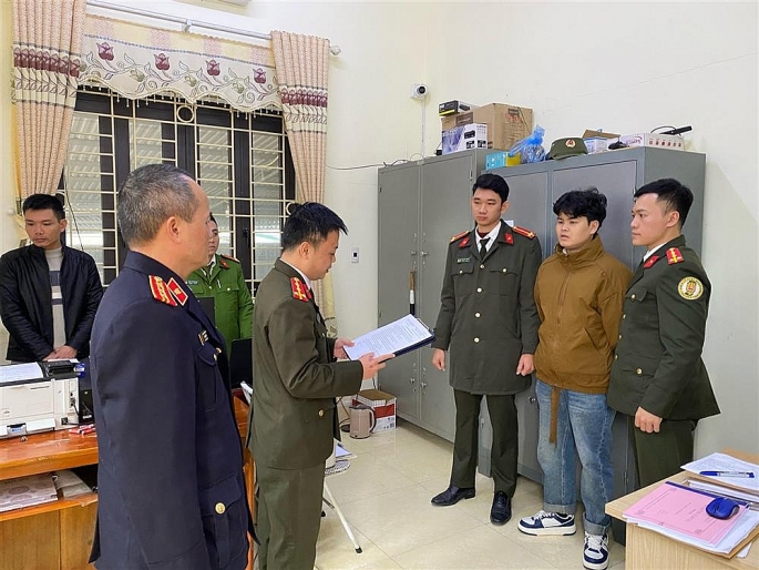 Cơ quan An ninh điều tra Công an tỉnh Tuyên Quang thi hành lệnh đối với Triệu Văn Chung. Ảnh: CQCA