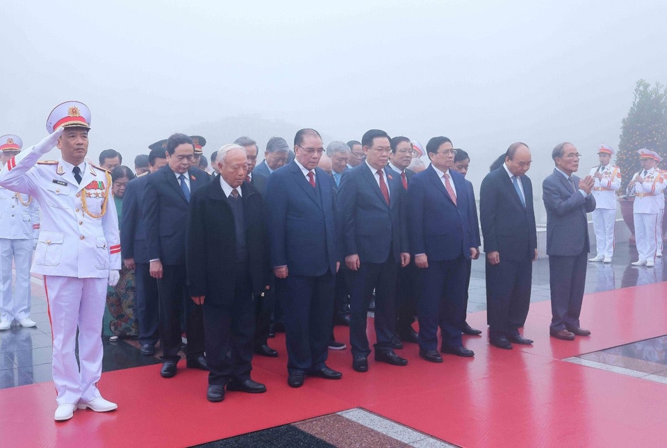 Các đồng chí lãnh đạo Đảng, Nhà nước đặt vòng hoa, vào Lăng viếng Chủ tịch Hồ Chí Minh.