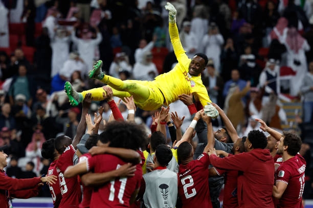 Chủ nhà Qatar giành vé vào bán kết sau loạt sút 11m kịch tính