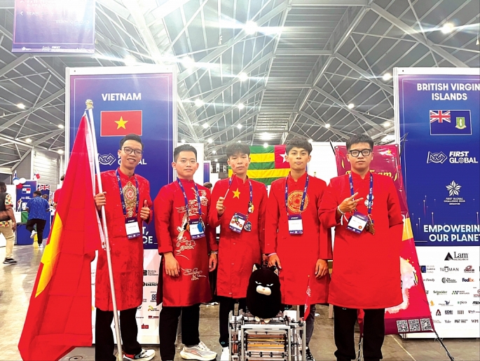 Em Đặng Nhật Triều (thứ 2 từ trái sang) cùng các thành viên của đội tuyển dự thi Robot quốc tế FGC 2023 	Ảnh: NVCC