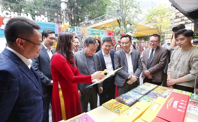 Phó Bí thư Thành ủy Nguyễn Văn Phong và các đại biểu tham quan Phố sách Xuân Giáp Thìn.  