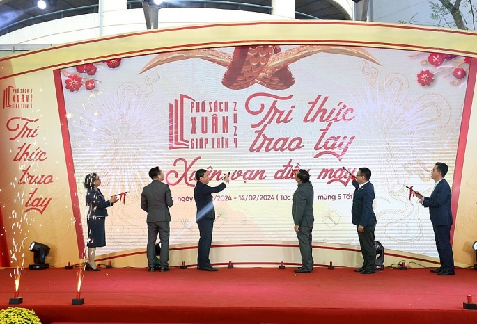 Phó Bí thư Thành ủy Nguyễn Văn Phong và các đại biểu thực hiện hiệu lệnh khai mạc Phố sách Xuân Giáp Thìn.  