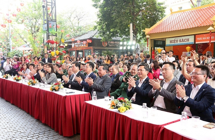 Các đại biểu và độc giả, du khách tham gia khai mạc Phố sách Xuân Giáp Thìn.  