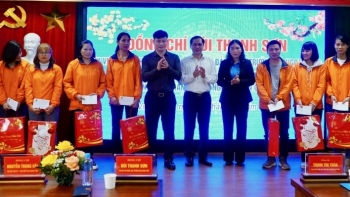 Bộ trưởng Bộ Ngoại giao Bùi Thanh Sơn thăm, tặng quà Tết các gia đình khó khăn