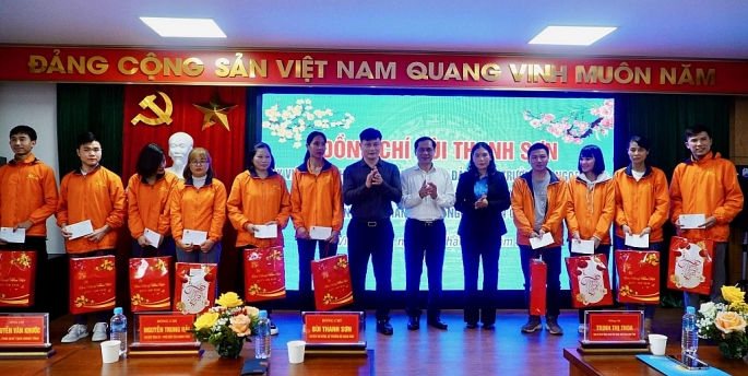 Bộ trưởng Bộ Ngoại giao Bùi Thanh Sơn thăm, tặng quà Tết các gia đình khó khăn