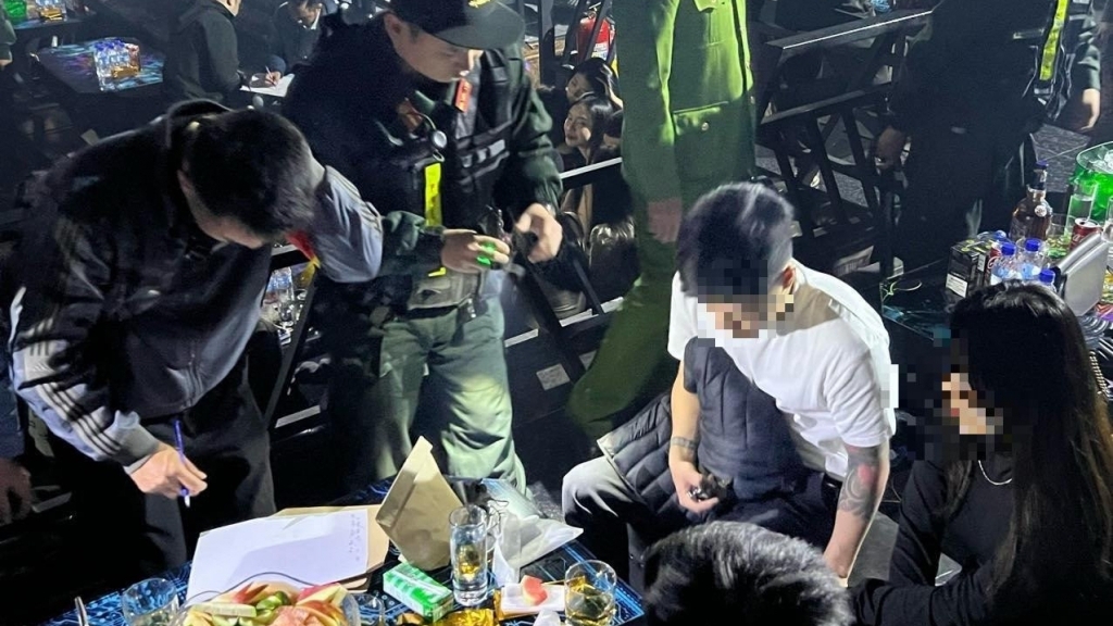 Phát hiện hàng chục "dân chơi" dương tính với ma túy trong quán bar ở Hà Nội