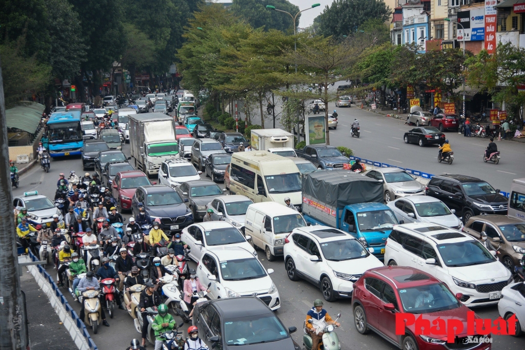 Đường phố Hà Nội đông nghịt những ngày cận Tết Nguyên đán