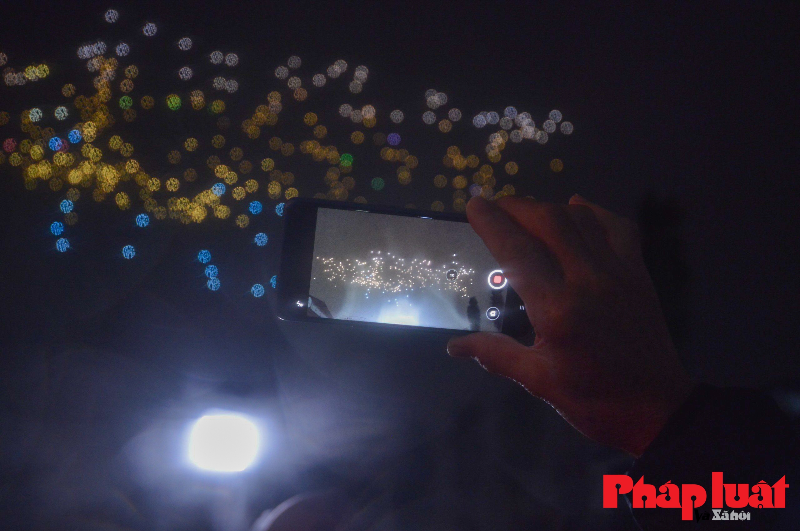 Mãn nhãn màn trình diễn drone ánh sáng mừng năm mới trên bầu trời Hà Nội