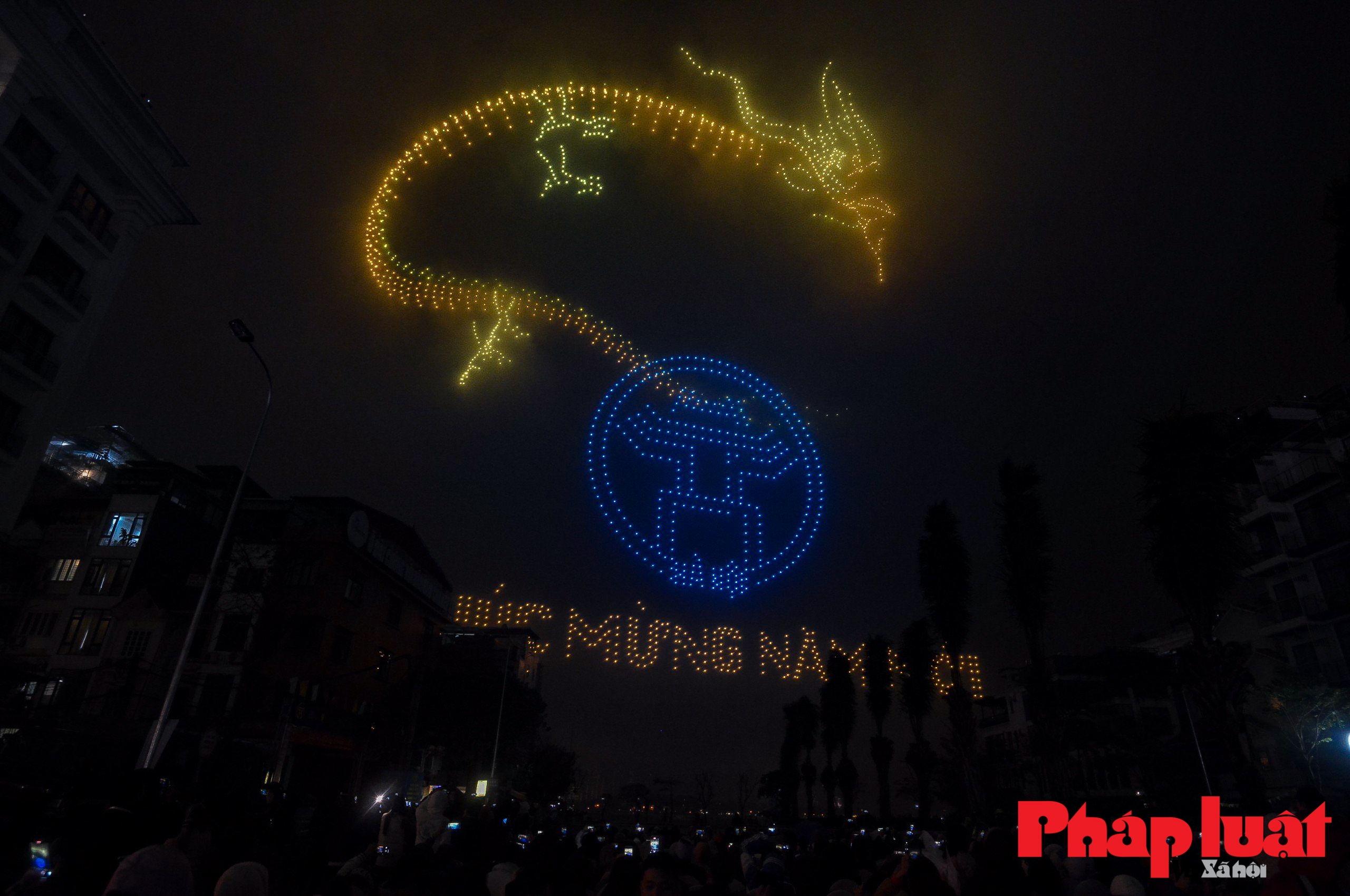 Mãn nhãn màn trình diễn drone ánh sáng mừng năm mới trên bầu trời Hà Nội