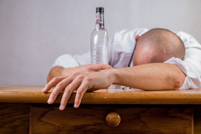 Ngộ độc rượu bia ngày Tết: nguy cơ tiềm ẩn và cách xử lý