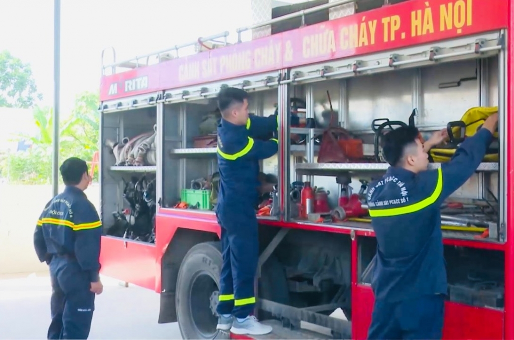 Công an huyện Thanh Trì kiểm tra lại các phương tiện PCCC phục vụ trận địa bắn pháo hoa