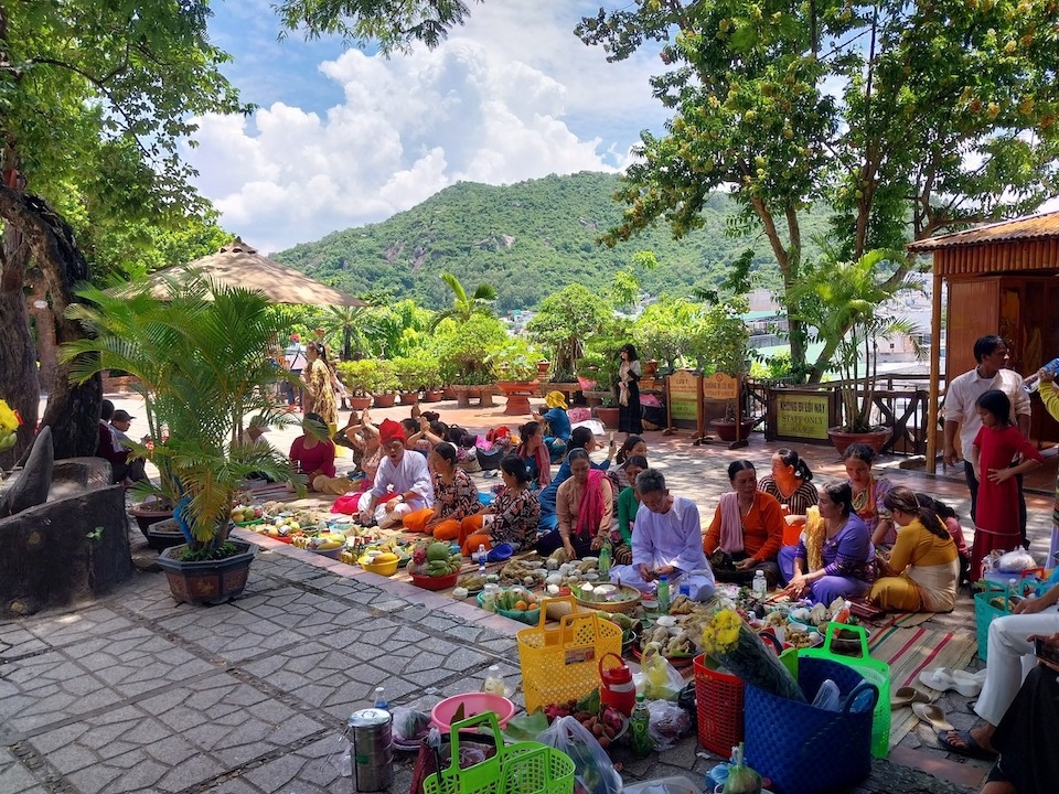 Đi lễ chùa, xin lộc đầu năm: Nét đẹp văn hóa của người Việt