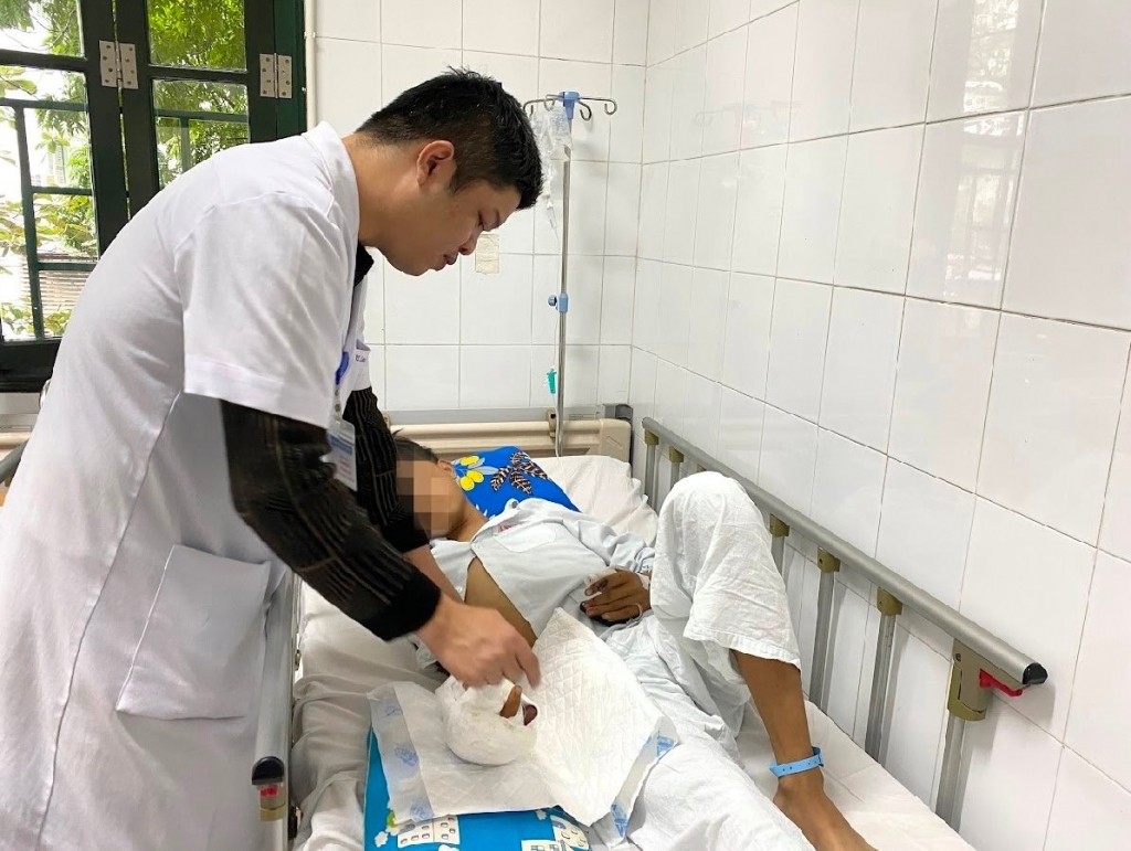 Một thiếu niên bị tai nạn nghiêm trọng do pháo nổ điều trị tại Bệnh viện Hữu nghị Việt-Đức.