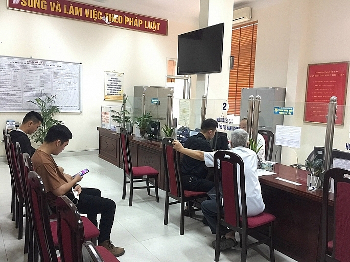 Nhân dân chờ giải quyết TTHC tại Bộ phận Một cửa phường Đức Thắng, quận Bắc Từ Liêm, Hà Nội. Ảnh: Văn Biên