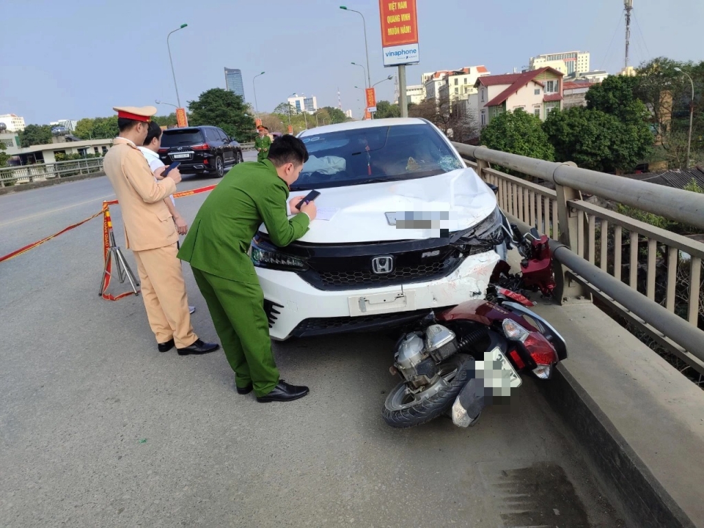 Hiện trường xảy ra vụ TNGT trên cầu vượt Phú Sơn, thành phố Thanh Hoá.
