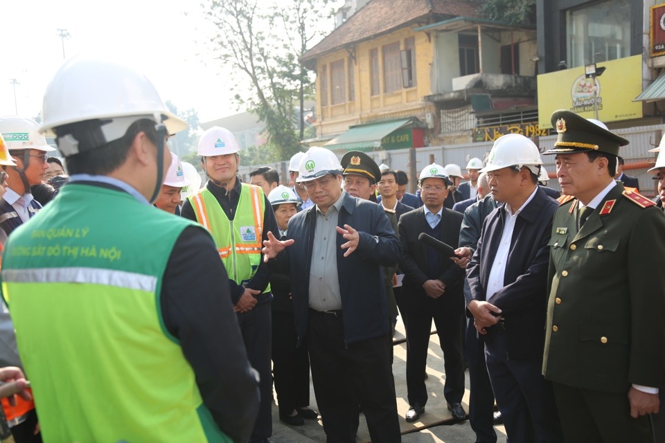 Thủ tướng Phạm Minh Chính thăm công nhân các đơn vị trực Tết tại Hà Nội