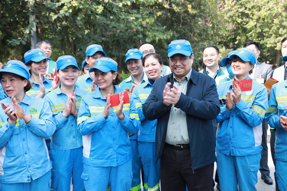 Thủ tướng Phạm Minh Chính thăm công nhân các đơn vị trực Tết tại Hà Nội