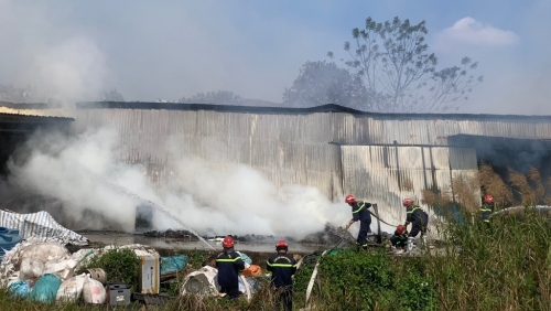 Cháy lớn nhà xưởng ở Hải Phòng lúc giữa trưa