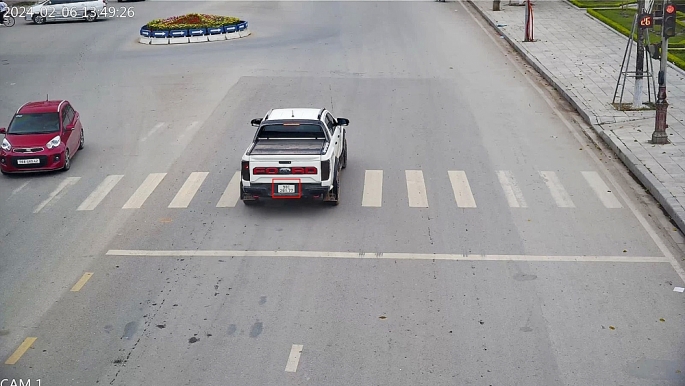 Xe ô tô vượt đèn đỏ tại ngã 3 Hùng Vương - Xương Giang, phường Ngô Quyền. Ảnh: Công an Bắc Giang