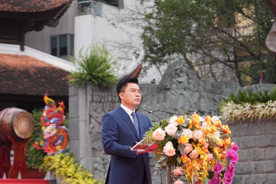 Chủ tịch UBND quận Đống Đa Lê Tuấn Định đọc diễn văn tại lễ kỷ niệm. Ảnh: Lại Tấn