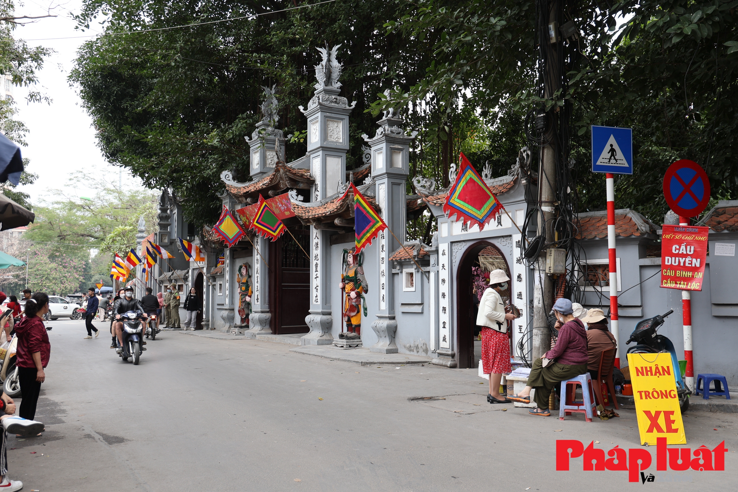 Giới trẻ nô nức đi chùa Hà cầu duyên ngày mùng 5 Tết