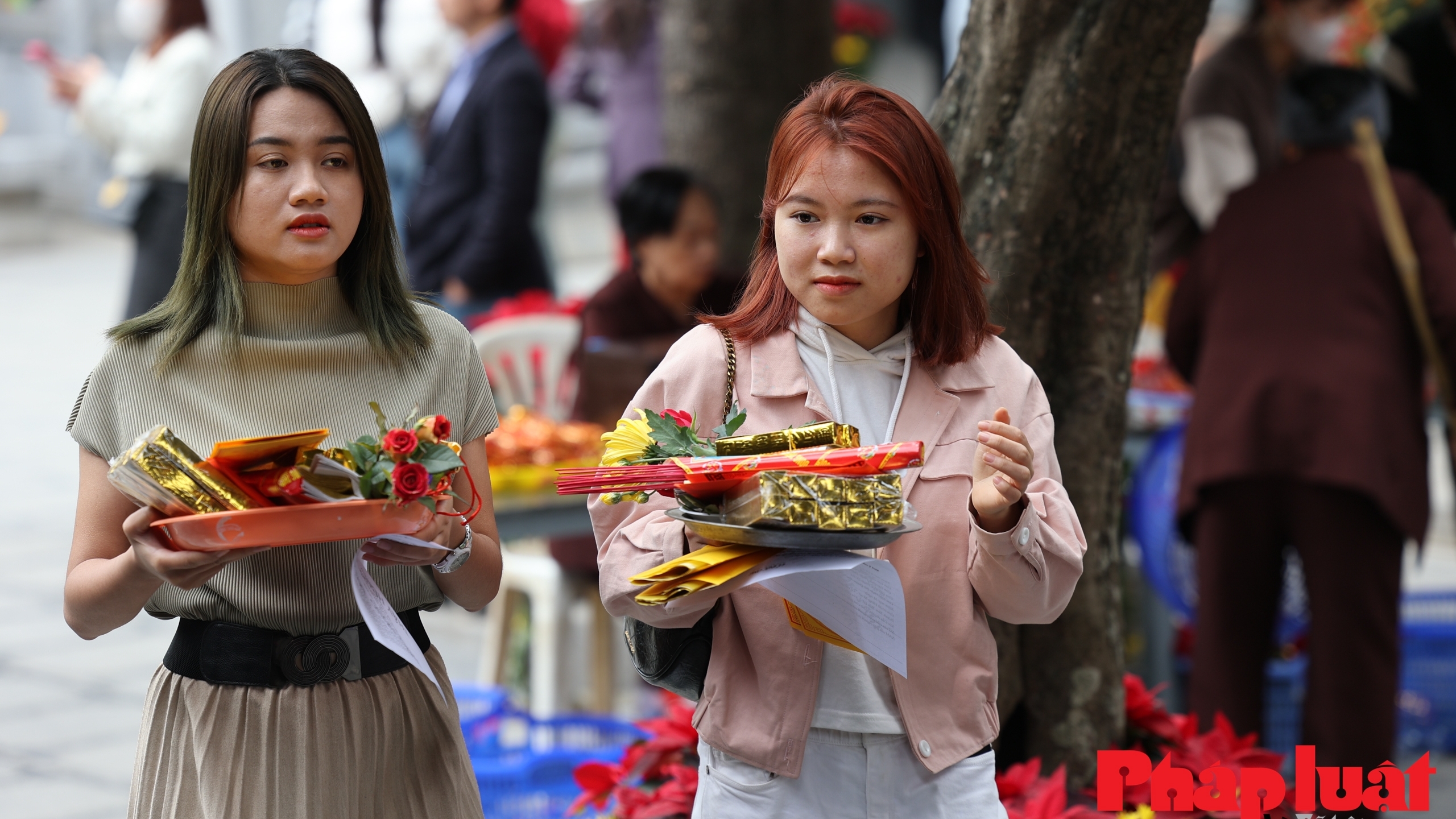 Giới trẻ nô nức đi chùa Hà cầu duyên ngày mùng 5 Tết