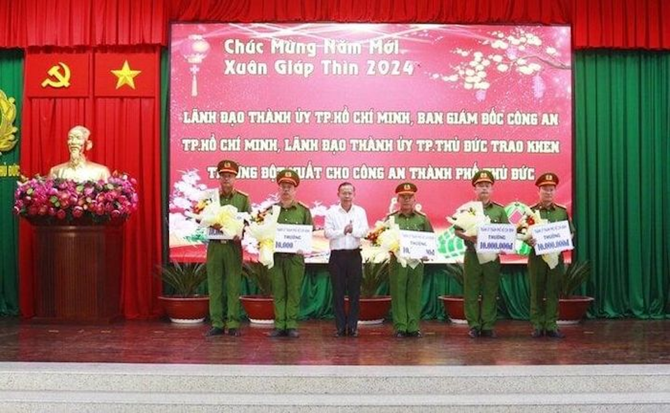 Các cá nhân, tập thể nhận khen thưởng khi nhanh chóng phá vụ án giết người ở TP Thủ Đức. Ảnh: CACC