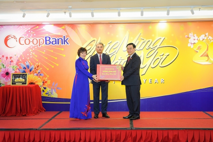 Chủ tịch Quốc hội Vương Đình Huệ tặng qua cho tập thể ban lãnh đạo, cán bộ của Co-opBank.