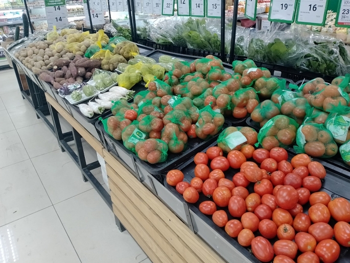 Hàng hóa dồi dào tại siêu thị VinMart Hà Đông (Tòa nhà CT1A- CT1B Khu đô thị Xala- Hà Đông). Ảnh: Văn Biên