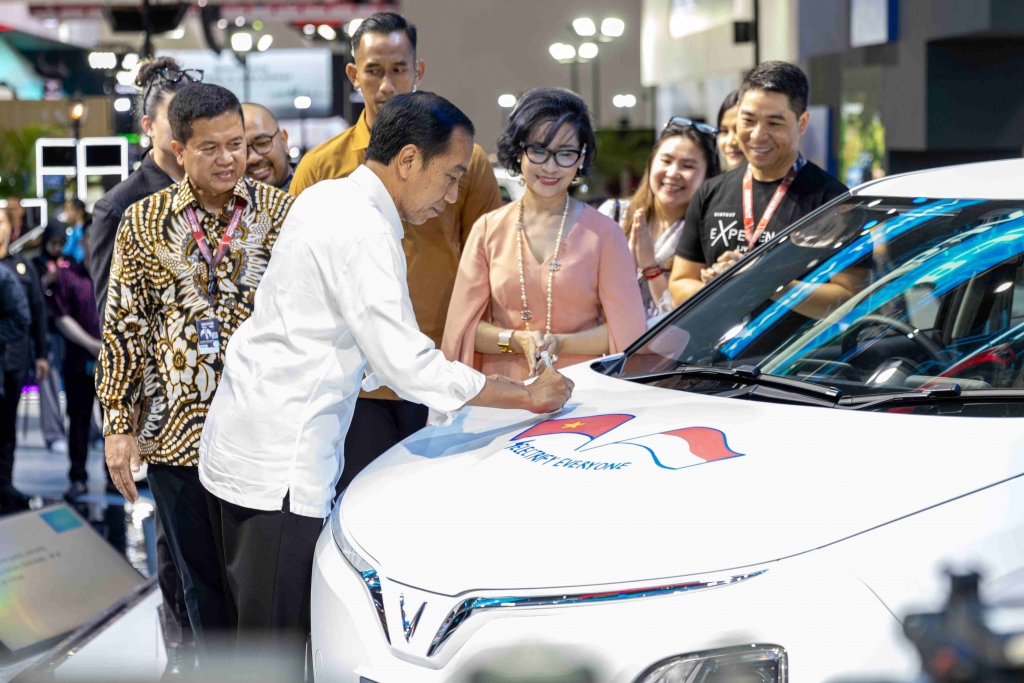 Tổng thống Indonesia tham dự sự kiện giới thiệu xe điện VinFast