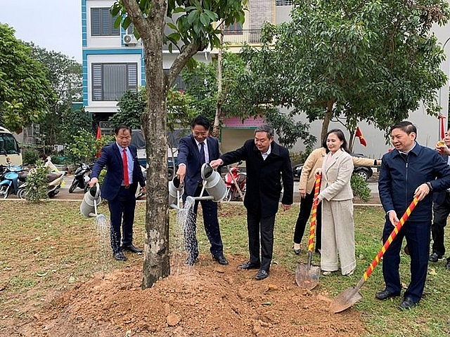 Phó Chủ tịch Thường trực UBND Thành phố Lê Hồng Sơn tham gia trồng cây tại quận Hà Đông. Ảnh: VGP/BP