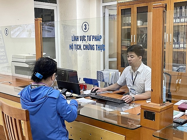 Người dân làm thủ tục hành chính tại bộ phận “Một cửa của UBND quận Hoàn Kiếm, Hà Nội.
