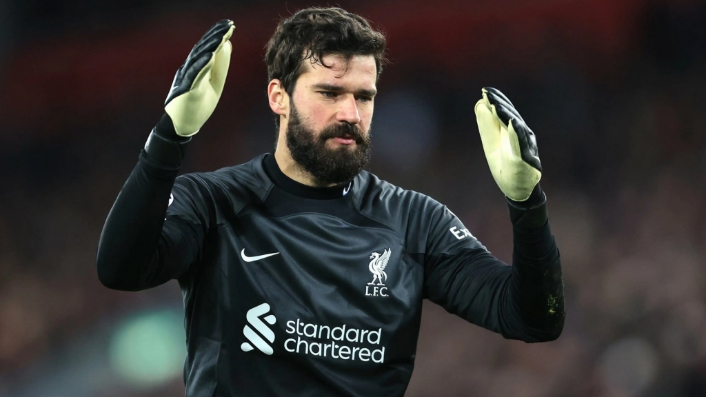 Liverpool nhận tin xấu về thủ thành Alisson Becker