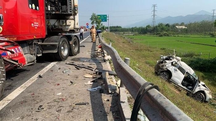 Tai nạn kinh hoàng trên cao tốc Cam Lộ - La Sơn, 3 người thương vong