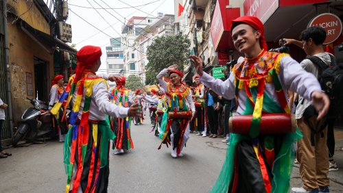 Trai làng giả gái nhảy điệu "con đĩ đánh bồng" tại hội làng Triều Khúc