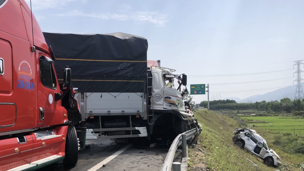 Khẩn trương làm rõ nguyên nhân vụ tai nạn đặc biệt nghiêm trọng trên cao tốc Cam Lộ - La Sơn