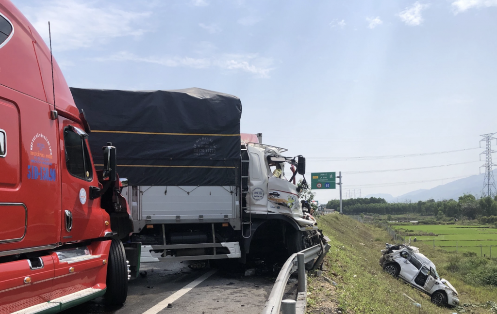 Khẩn trương làm rõ nguyên nhân vụ tai nạn giao thông trên cao tốc Cam Lộ - La Sơn