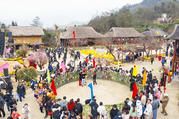 Lễ hội Khèn hoa và Hội Xuân Mở Cổng trời Fansipan thu hút đông du khách dịp Tết Nguyên đán 