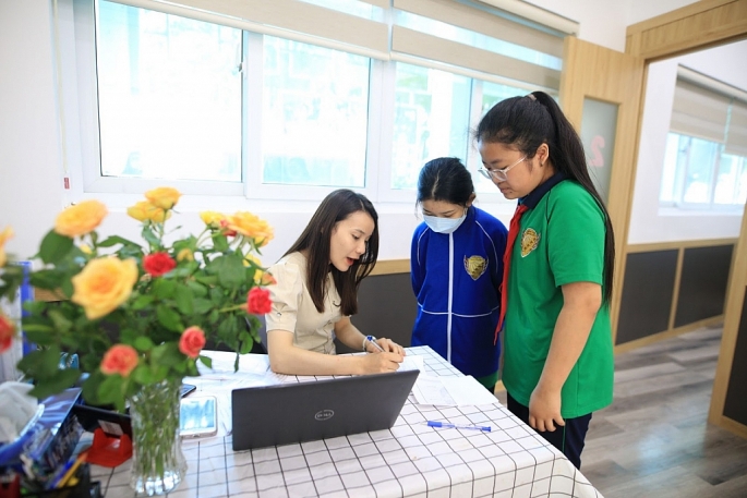 Học sinh tìm hiểu các loại hình tham vấn tại Phòng tham vấn ở trường THCS Nam Từ Liêm (Hà Nội).	Ảnh: Trường THCS Nam Từ Liêm	
