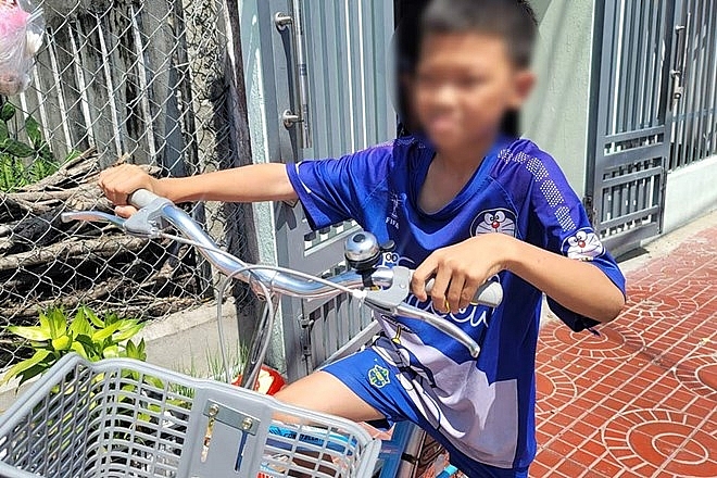 Cậu bé Bảo với ý định đạp xe từ Phú Yên đến Bình Dương để thăm mẹ. Ảnh: Nguyễn Minh