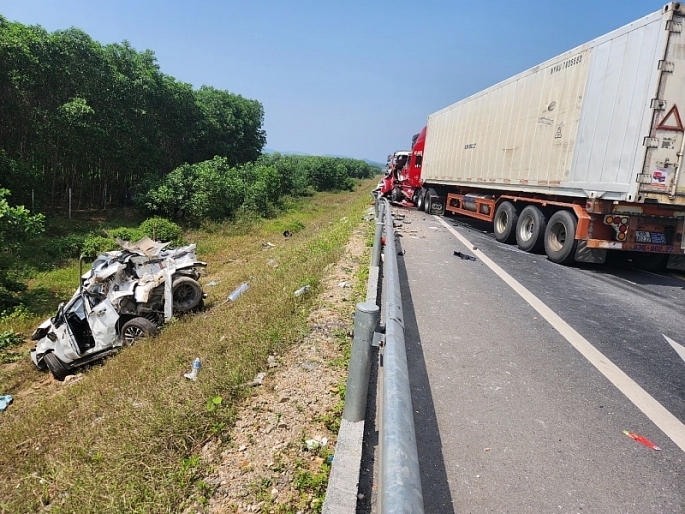 Tai nạn liên hoàn trên cao tốc Cam Lộ - La Sơn: chất lượng đường và lái xe chạy ẩu