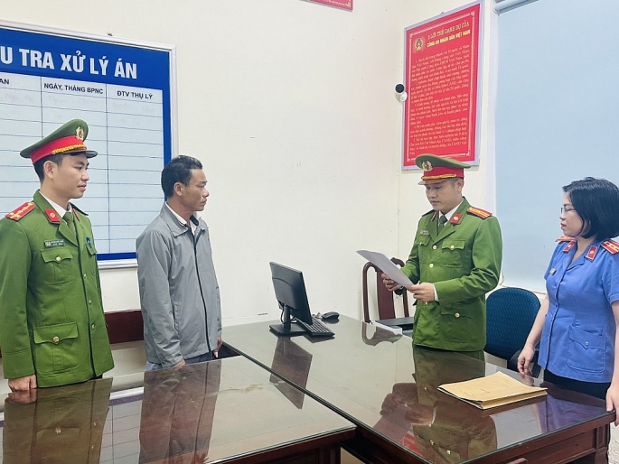 Cơ quan Cảnh sát điều tra Công an Thị xã Kỳ Anh (Hà Tĩnh) tống đạt quyết định khởi tố vụ án, khởi tố bị can, lệnh bắt tạm giam 2 tháng đối với Trần Văn Song