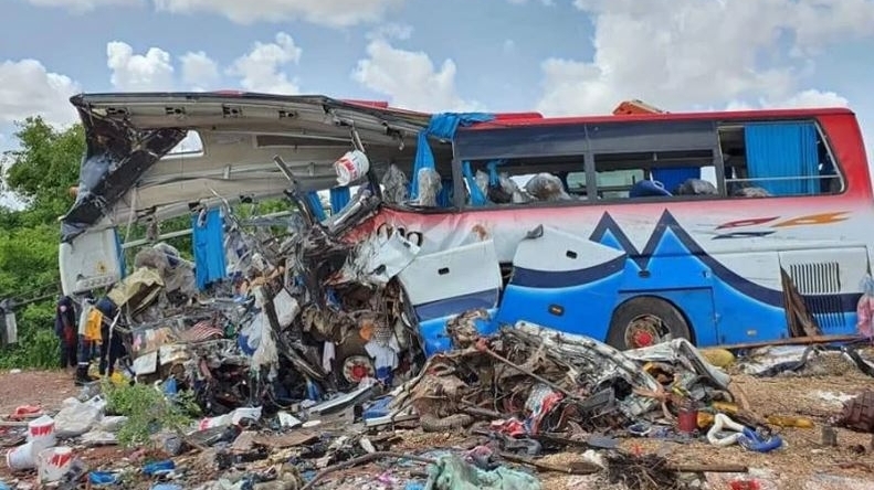 Xe buýt tông trực diện xe tải khiến ít nhất 15 người chết