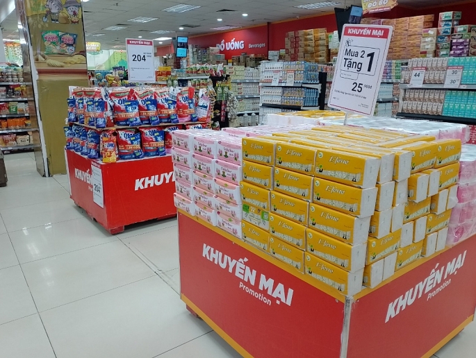 Sau Tết, hệ thống siêu thị WinMart tung ra khuyến mại nhằm kích cầu tiêu dùng. Ảnh: Văn Biên